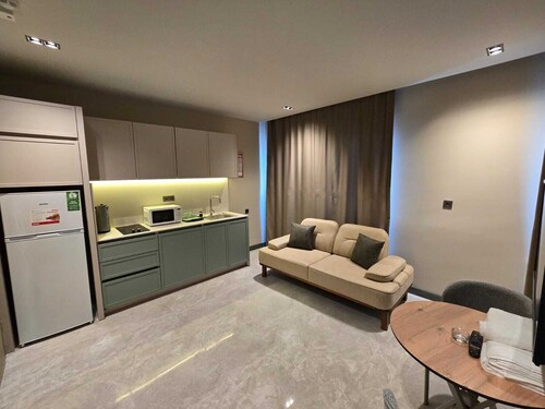 MEYDE PLUS SUITES