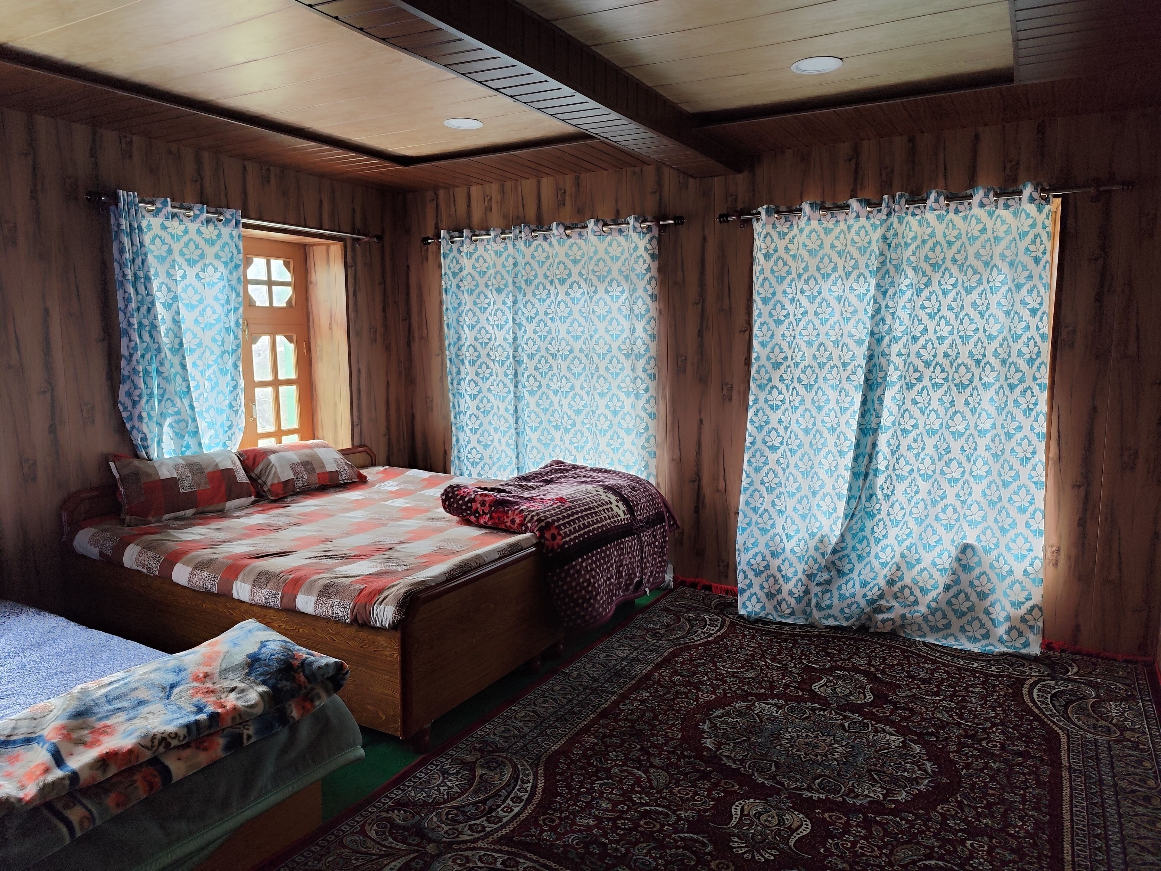 2 bedrooms, iron/ironing board, WiFi