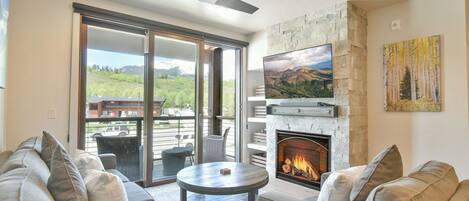 TĂ©lĂ©viseur connectĂ©, foyer, Ă©cran dâordinateur