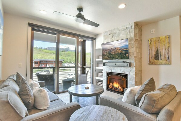 TV connectée, cheminée, écrans d'ordinateur