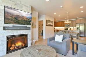 TV connectée, cheminée, écrans d'ordinateur