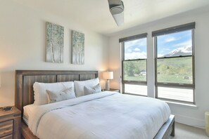 2 makuuhuonetta, työpöytä, silitysrauta/-lauta, ilmainen Wi-Fi