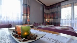 Een hotelkamer met een bed, nachtkastje en uitzicht op het omliggende landschap.