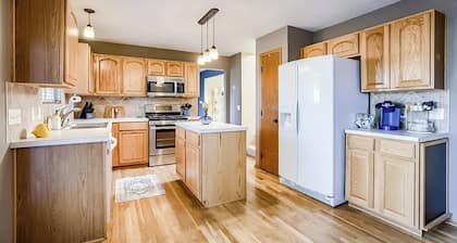 Spacious home w/ Playground: Patio, BBQ, WiFi in charming Omaha