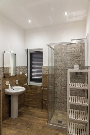 Douche, sèche-cheveux, bidet, serviettes fournies