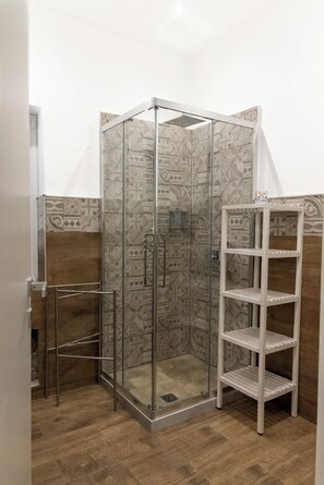 Shower, hair dryer, bidet, towels