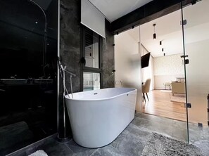 Douche, bidet, serviettes fournies, savon