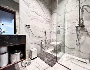 Dusche, Bidet, Handtücher, Seife