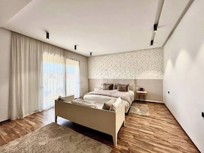 4 bedrooms, iron/ironing board, WiFi, bed sheets
