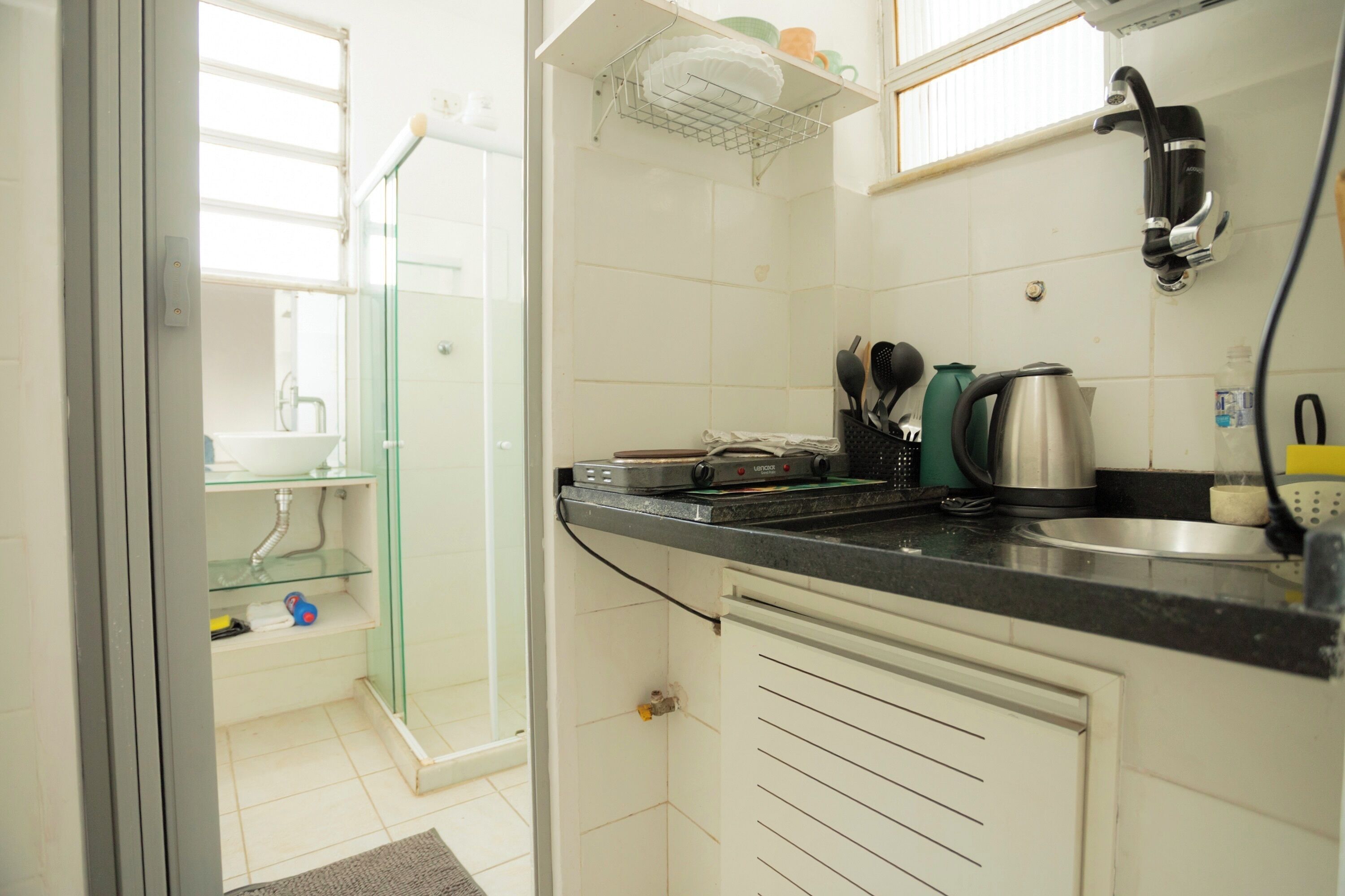 Apartamento | Cozinha privada | Geladeira, micro-ondas, cooktop, chaleira elétrica