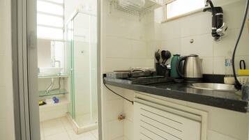 Apartamento | Cozinha privada | Geladeira, micro-ondas, cooktop, chaleira elétrica