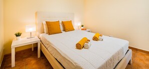 4 bedrooms, iron/ironing board, free WiFi, bed sheets - Modern villa close to the beach (Quarteira)