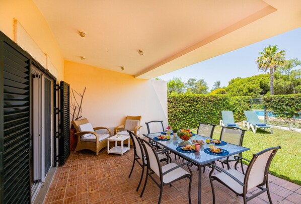 Outdoor dining - Modern villa close to the beach (Quarteira)