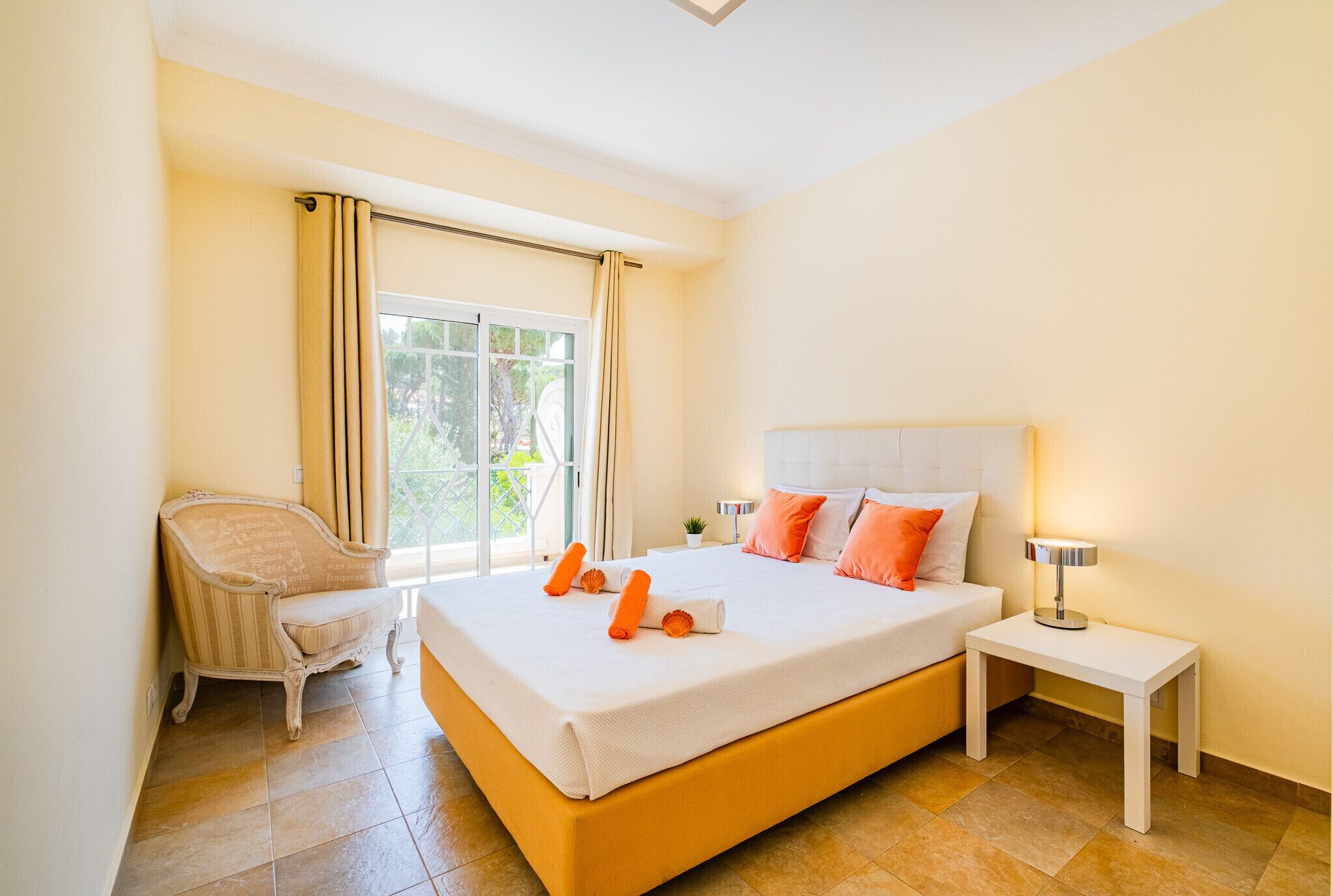 4 chambres, fer et planche à repasser, accès au Wi-Fi (inclus)