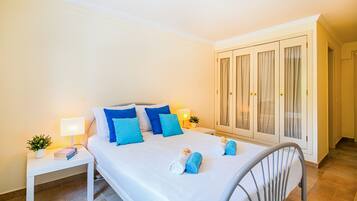 4 bedrooms, iron/ironing board, free WiFi, bed sheets