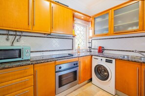 Fridge, microwave, oven, dishwasher - Modern villa close to the beach (Quarteira)