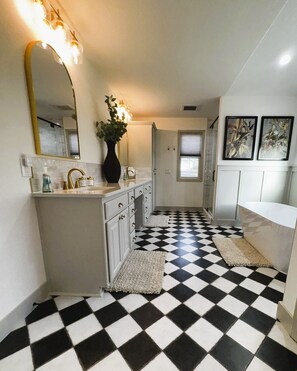 Towels, soap, toilet paper - Peaceful Retreat w/ Trail Access and Convenience (Bella Vista)