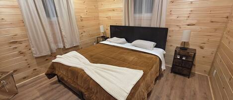 4 bedrooms, iron/ironing board, WiFi, bed sheets