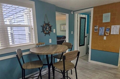 Charming 2-bedroom cottage in Sylvan Beach 2 blocks from the beach!