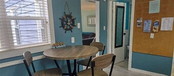 Charming 2-bedroom cottage in Sylvan Beach 2 blocks from the beach!