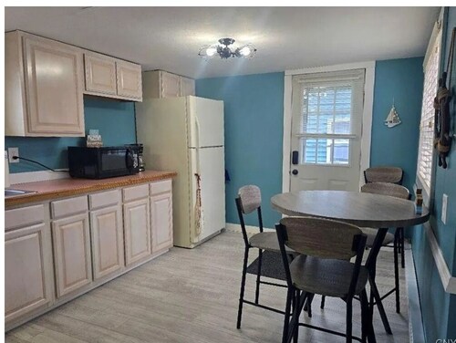 Charming 2-bedroom cottage in Sylvan Beach 2 blocks from the beach!