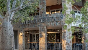The Cambridge Hotel with stone facade and outdoor seating area. - Best Western Cambridge Hotel Kununurra (Kununurra)