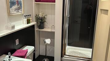 Twin Room | Bathroom | Shower, hair dryer, towels, soap