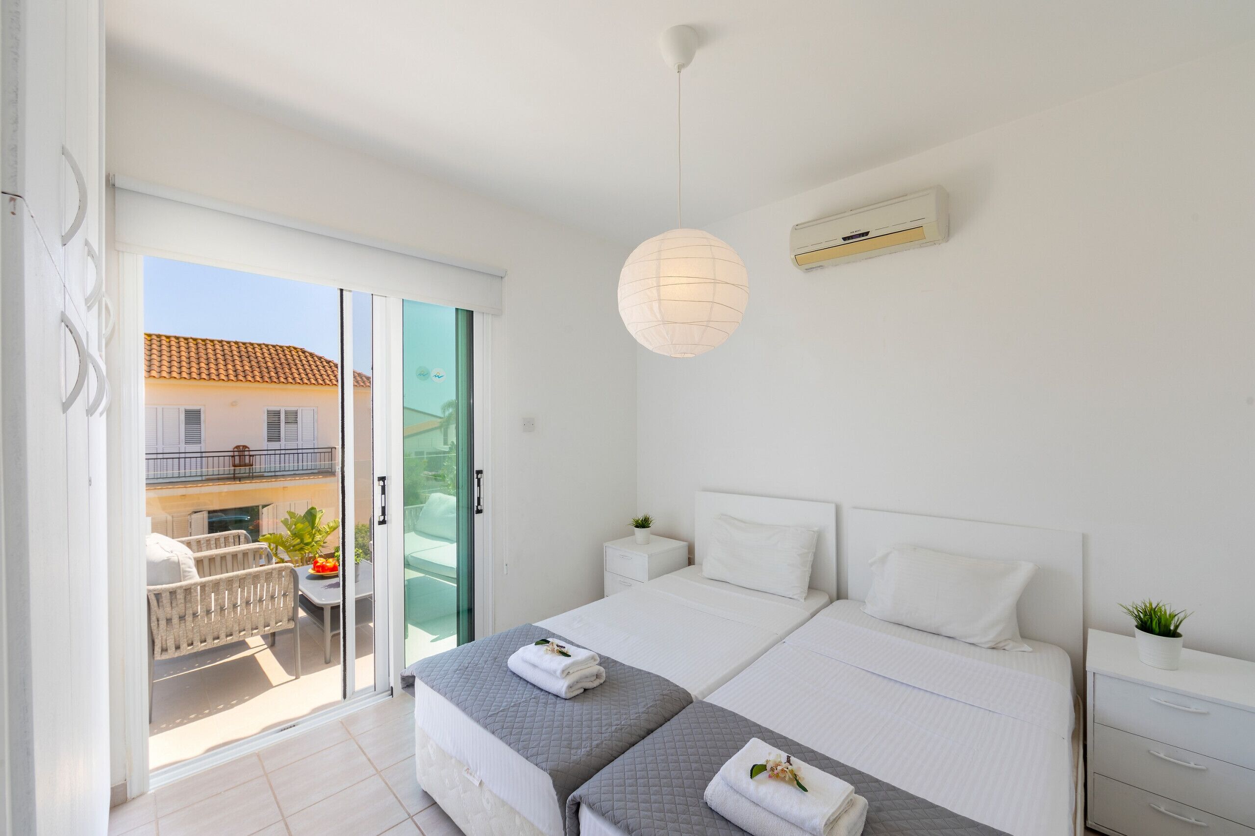 4 bedrooms, cots/infant beds, bed sheets