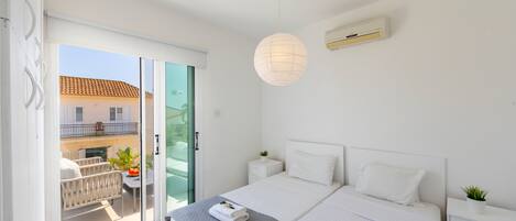 4 bedrooms, cots/infant beds, bed sheets