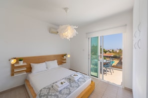 4 bedrooms, cots/infant beds, bed sheets