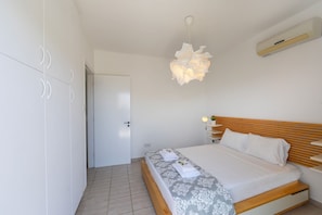 4 bedrooms, cots/infant beds, bed sheets
