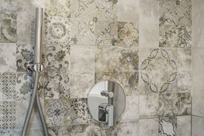 Douche, bidet, serviettes fournies, papier de toilette