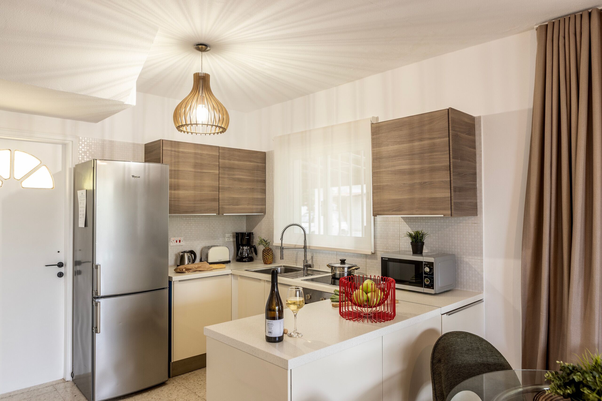 Een magnetron, een koffiezetapparaat/waterkoker