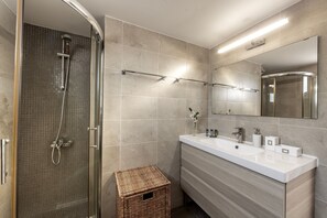 Douche, serviettes fournies
