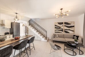 Microwave, coffee/tea maker, cookware/dishes/utensils - Larnaca Seaside Villa Marina 44 (Pervolia)