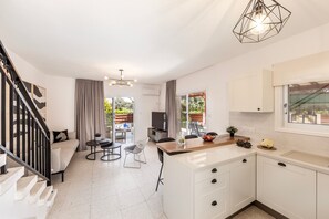 Microondas, cafetera/tetera, utensilios de cocina