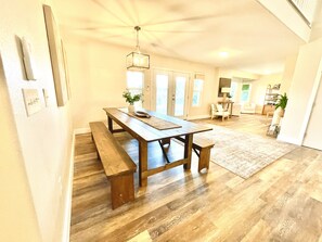 Dining - Hakalau, Hilo- Big Island Luxury - 3000+ SqFt. 4 Bed 4 Bath. Beach Close. (Hakalau)