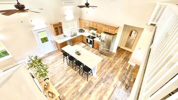 Coffee/tea maker, fridge, oven, stovetop
