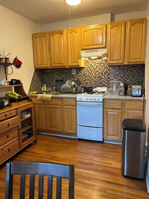 Private kitchen - 1BR Walk to Subway/LIRR on Austin Street (Queens)