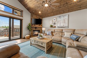 TV connectée, cheminée, livres