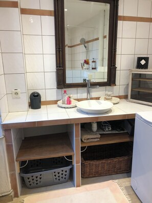 Hårtork, handdukar, tvål och toalettpapper