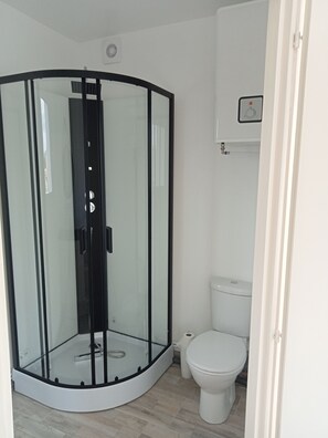 Toallas, jabón, papel de baño 