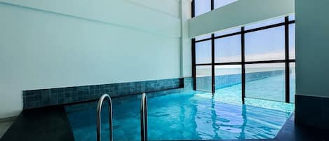 Piscine intérieure, piscine extérieure