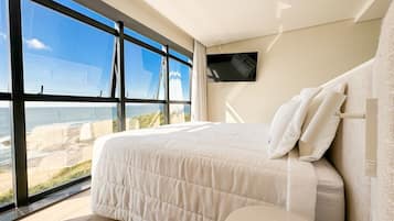 Tripla Deluxe, vista mare | Una cassaforte in camera, postazione laptop, insonorizzazione