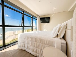 Quarto triplo luxo, vista para o mar | Cofres nos quartos, espaço de trabalho para notebook