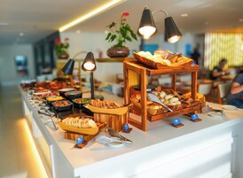 Café da manhã com buffet grátis todos os dias