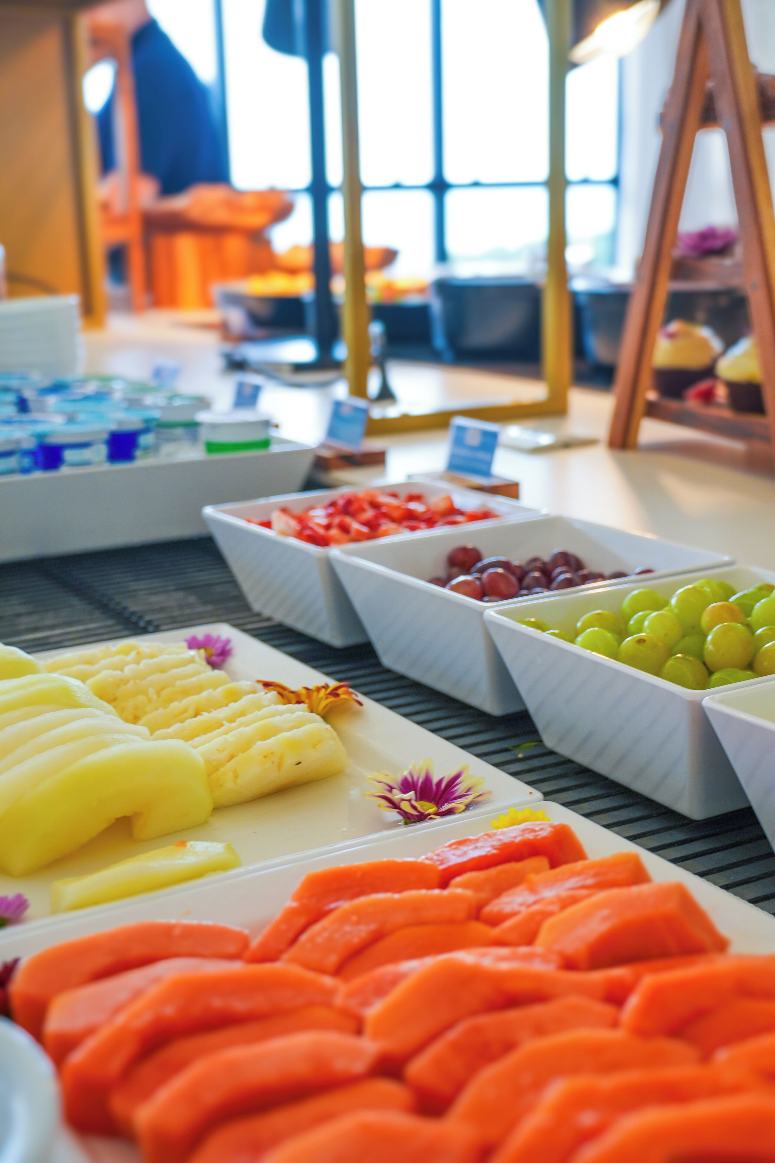 Ein reichhaltiges Buffet mit Obst und Gemüse.