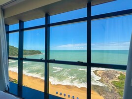 Quarto triplo luxo, vista para o mar | Cofres nos quartos, espaço de trabalho para notebook