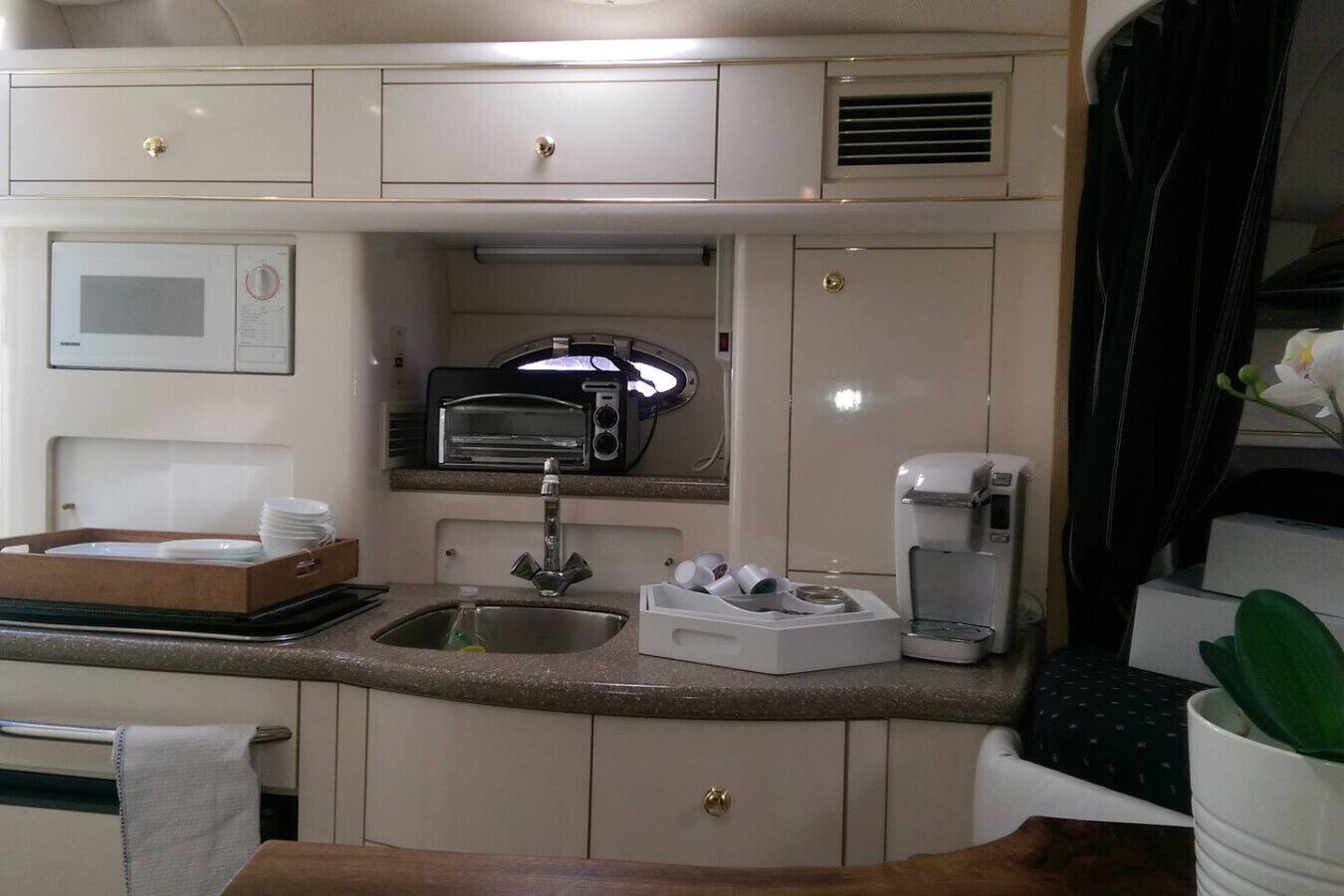 Kylskåp, mikrovågsugn, spishäll och kaffe- och tebryggare