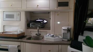 Refrigerador, microondas, parrilla de estufa y cafetera y tetera